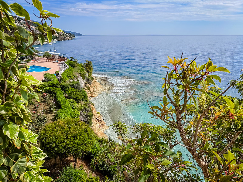 Vista della piscina e del mare di fronte all'Hotel Alivi a Bastia