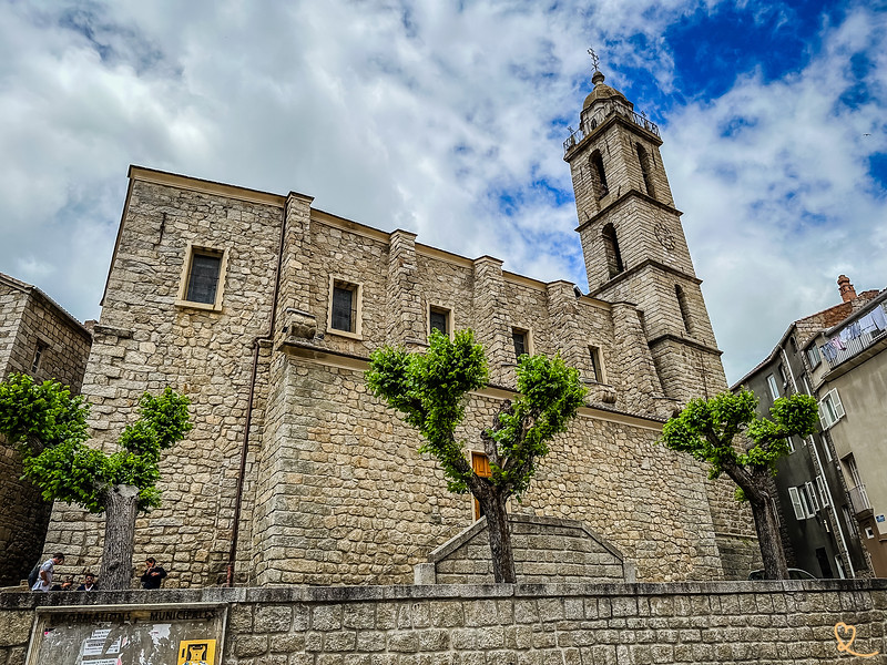 Visite la iglesia de Sainte-Marie-de-l'Assomption en Sartène, al sur de Córcega.